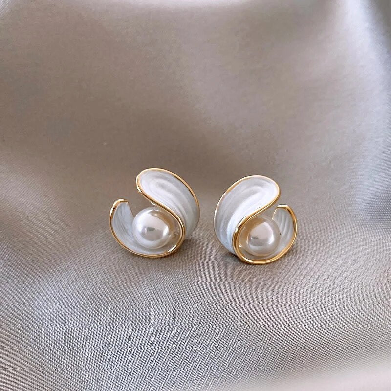 Luxe Witte Opaal Oorbellen met Parel in Goud